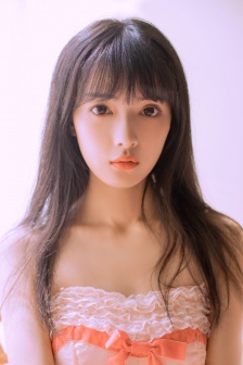 黑丝美女被人挠脚心